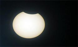 دول آسيا ووسط أفريقيا تشهد أطول كسوف حلقي للشمس وكسوف جزئي في لبنان 